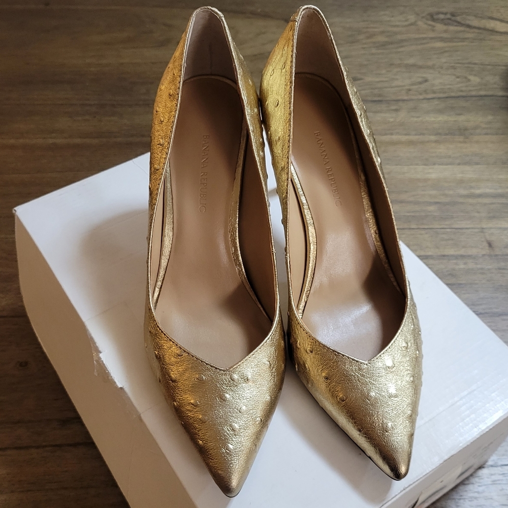 Banana Republic Madison Pump in Gold